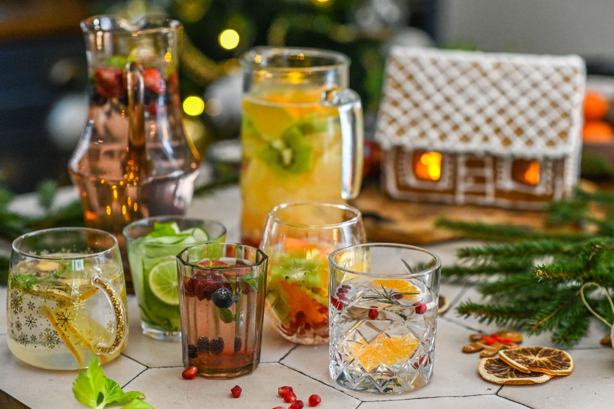 PÜHADEMAITSED VEEKLAASIS: viis efektset jõulujoogi retsepti kraaniveest